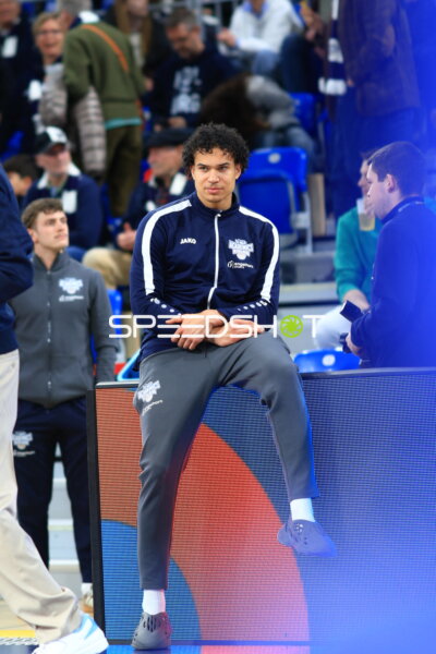 Josia Gentischer (4; MLP Academics Heidelberg) am Spielfeldrand