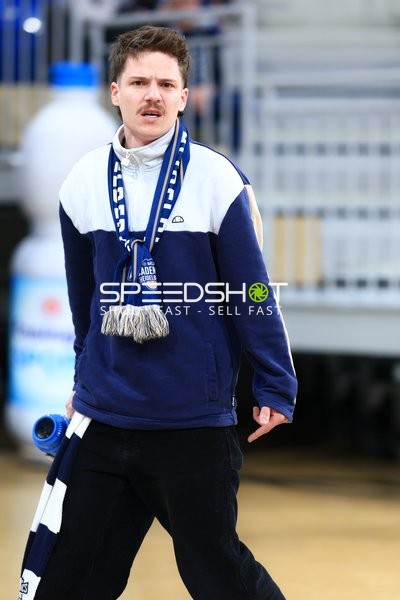 Basketball-Szene mit Person in blauem Schal