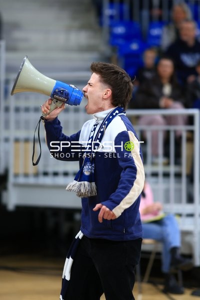 Kevin Gerwin (490; MLP Academics Heidelberg) mit Megafon am Spielfeldrand