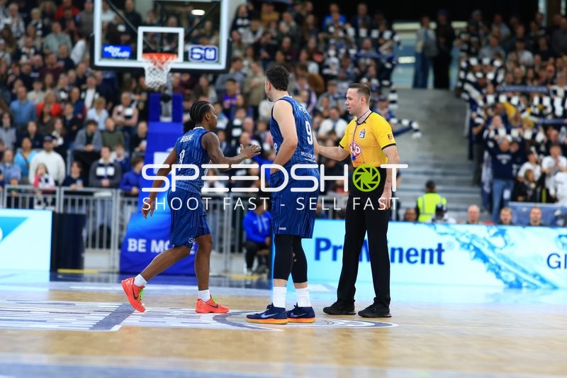 8; MLP Academics Heidelberg und Paul Zipser (9; MLP Academics Heidelberg) mit Schiedsrichter