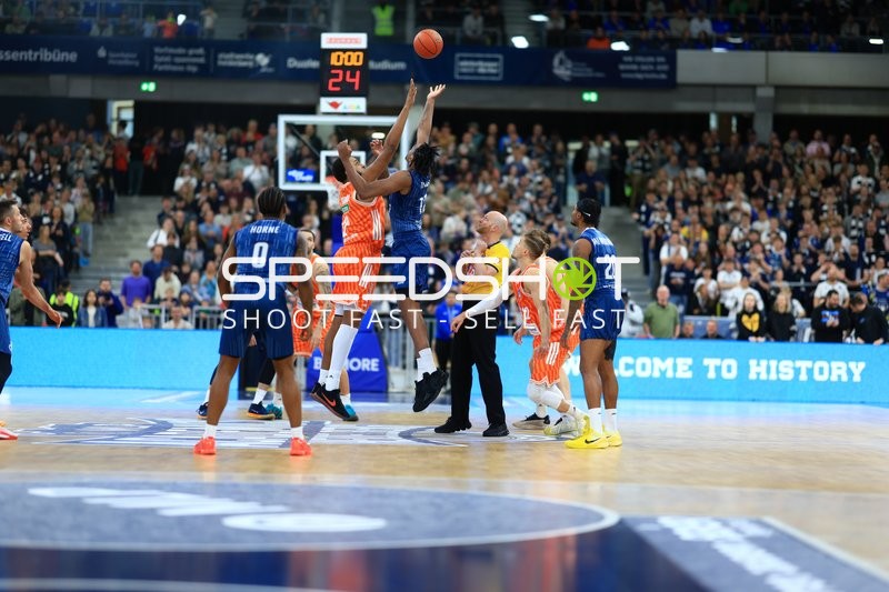 Tip-off mit DJ Horne (0; MLP Academics Heidelberg) und Christopher Ledlum (4; Ratiopharm Ulm)