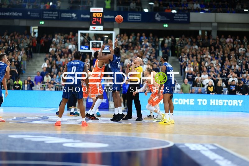 Spielbeginn mit Ryan Mikesell (33; MLP Academics Heidelberg)