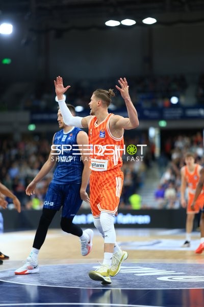 Spielaktion mit 22; MLP Academics Heidelberg und Bryce Brown (2; Ratiopharm Ulm)