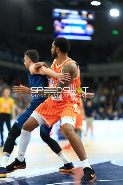 Marcel Keßen (15; MLP Academics Heidelberg) und Christian Sengfelder (43; Ratiopharm Ulm) im Zweikampf