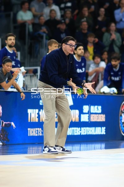 Mateo Seric (21; MLP Academics Heidelberg) am Spielfeldrand