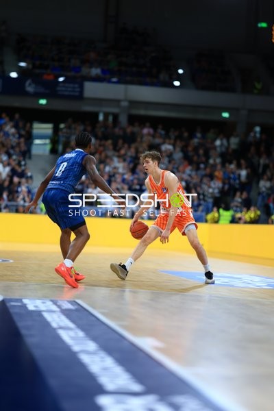 Spielaktion mit Samuell Williamson (10; MLP Academics Heidelberg) und Namori Omog (0; Ratiopharm Ulm)