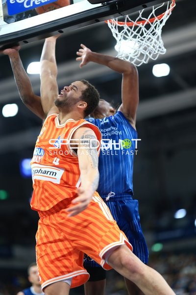 Spielaktion mit Josia Gentischer (4; MLP Academics Heidelberg) und Meissa Faye (11; Ratiopharm Ulm)