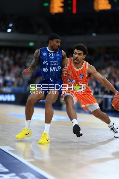 Michael Weathers (20; MLP Academics Heidelberg) im Zweikampf mit Lenni Kunzewitsch (9; Ratiopharm Ulm)