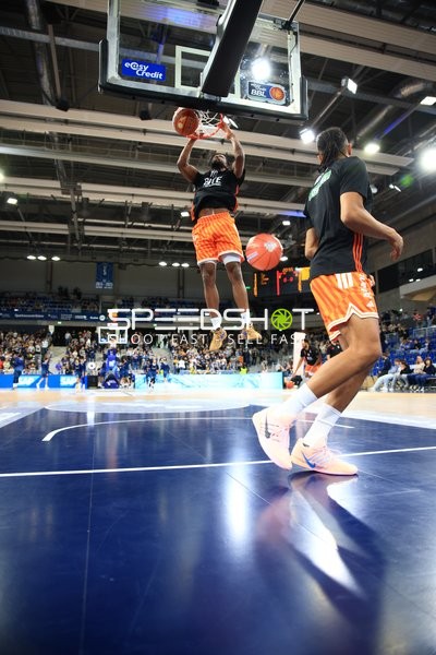 Spielaktion mit Meissa Faye (11; Ratiopharm Ulm) am Korb