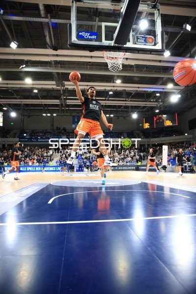 Spielaktion mit Mark Smith (13; Ratiopharm Ulm)