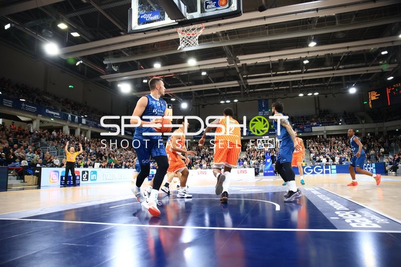 Ryan Mikesell (33; MLP Academics Heidelberg) mit Ball in Aktion