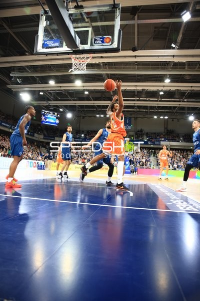 Spielaktion mit Meissa Faye (11; Ratiopharm Ulm) und Osun Osunniyi (12; MLP Academics Heidelberg)