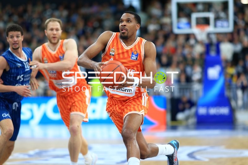 Spielaktion mit Christian Sengfelder (43; Ratiopharm Ulm) und Samuell Williamson (10; MLP Academics Heidelberg)