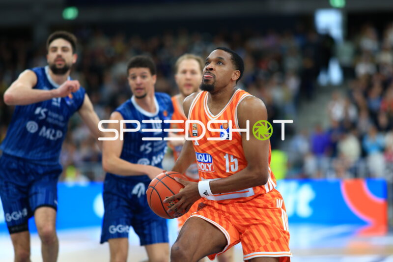 Spielaktion mit Mateo Seric (21; MLP Academics Heidelberg) und Christian Sengfelder (43; Ratiopharm Ulm)