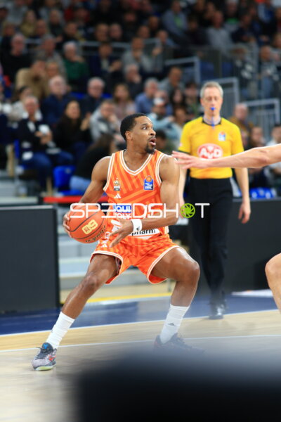 Marcel Keßen (15; MLP Academics Heidelberg) mit Ball gegen Alec Anigbata (7; Ratiopharm Ulm)