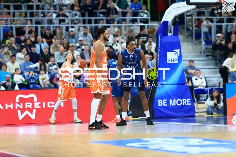 Osun Osunniyi (12; MLP Academics Heidelberg) und Thomas Klepeisz (22; Ratiopharm Ulm) in Aktion