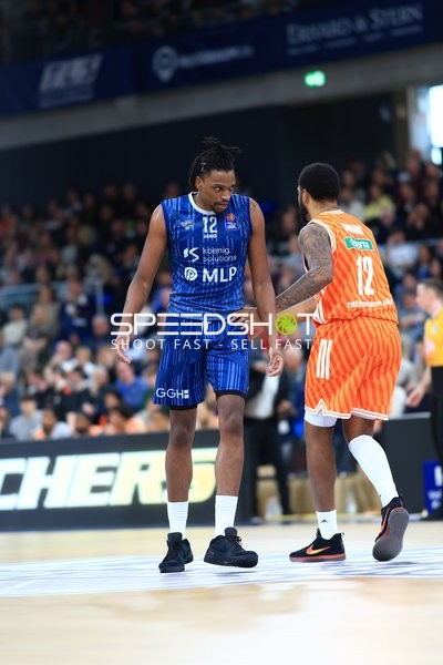 Osun Osunniyi (12; MLP Academics Heidelberg) und Meissa Faye (11; Ratiopharm Ulm) im Zweikampf