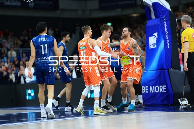 Spielaktion mit Christopher Ledlum (4; Ratiopharm Ulm) und Mateo Seric (21; MLP Academics Heidelberg)