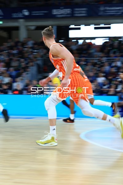 Spielaktion mit Samuell Williamson (10; MLP Academics Heidelberg)