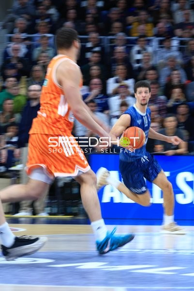 Spielaktion mit Samuell Williamson (10; MLP Academics Heidelberg) und Mark Smith (13; Ratiopharm Ulm)