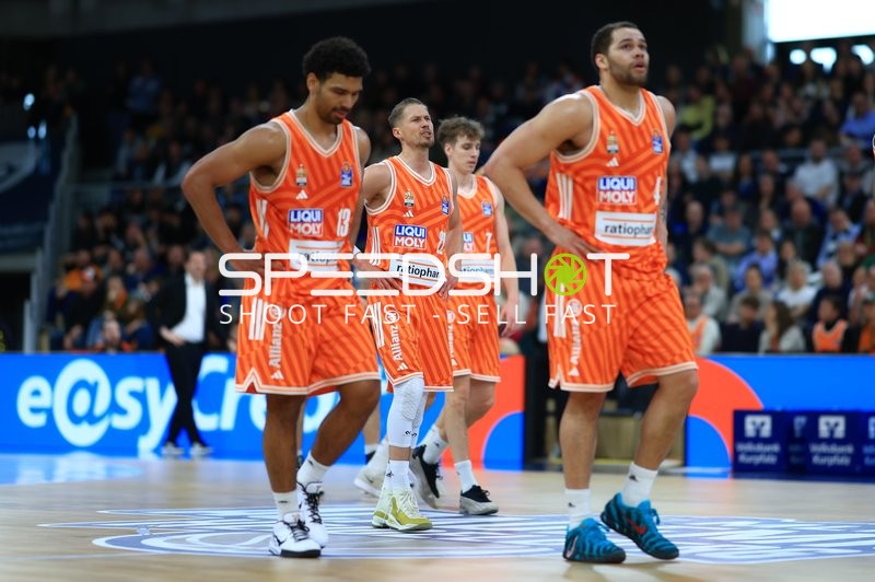 Szene mit Christopher Ledlum (4; Ratiopharm Ulm) und Teamkollegen