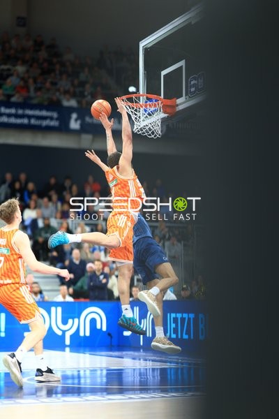 Nelson Weidemann (0; Ratiopharm Ulm) mit Dunk gegen Samuell Williamson (10; MLP Academics Heidelberg)