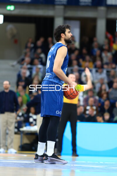 Marcel Keßen (15; MLP Academics Heidelberg) mit Ball