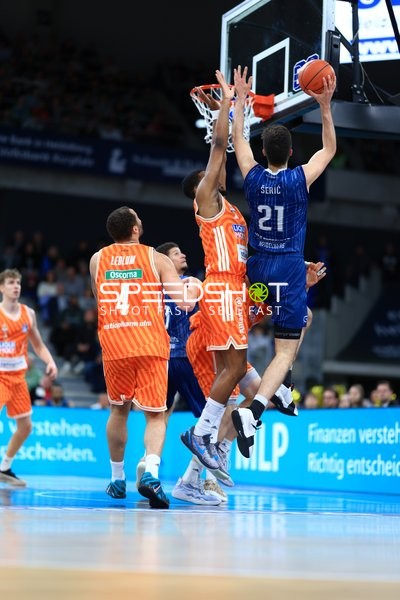 Spielaktion mit Mateo Seric (21; MLP Academics Heidelberg) und Christopher Ledlum (4; Ratiopharm Ulm)