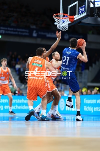 Mateo Seric (21; MLP Academics Heidelberg) gegen Christopher Ledlum (4; Ratiopharm Ulm) am Korb