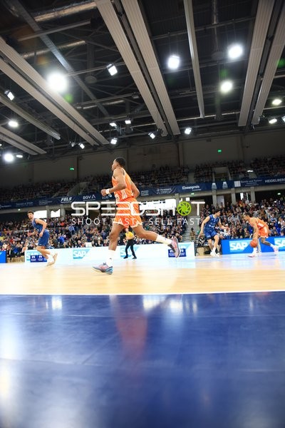 Spielaktion mit Erol Ersek (11; MLP Academics Heidelberg) und Alec Anigbata (7; Ratiopharm Ulm)