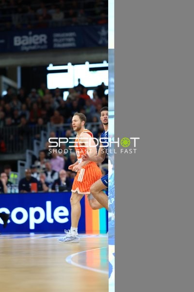 Samuell Williamson (10; MLP Academics Heidelberg) im Zweikampf mit Meissa Faye (11; Ratiopharm Ulm)