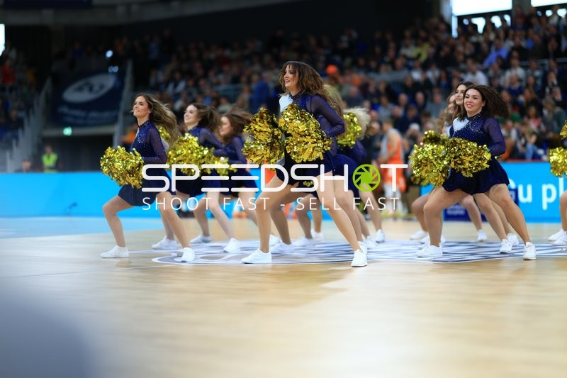 Basketball-Szene mit Cheerleadern