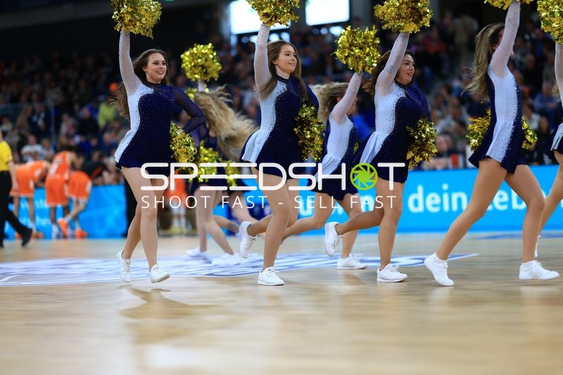 Cheerleader Performance im SNP-Dome