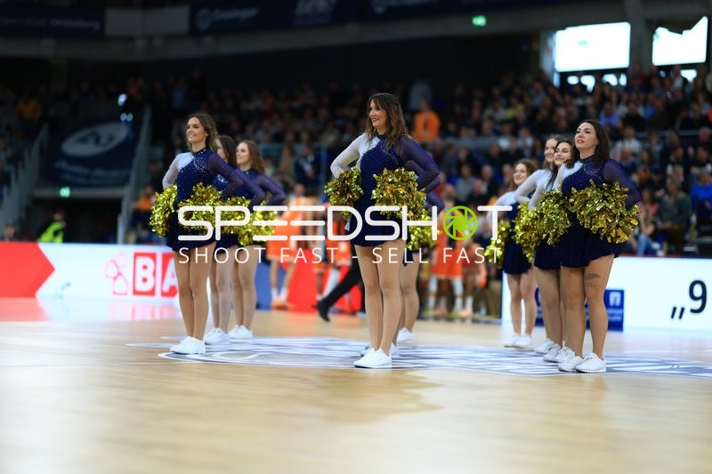 Basketball-Szene mit Cheerleadern