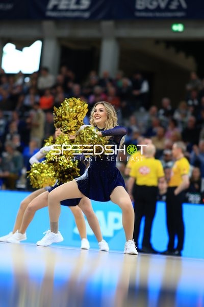 Basketball-Szene mit Cheerleaderinnen