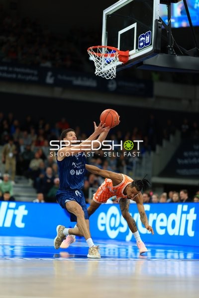 Samuell Williamson (10; MLP Academics Heidelberg) mit Wurf zum Korb