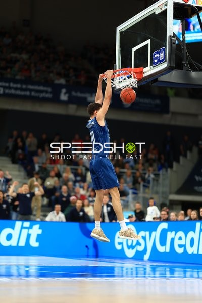 Samuell Williamson (10; MLP Academics Heidelberg) beim Dunk