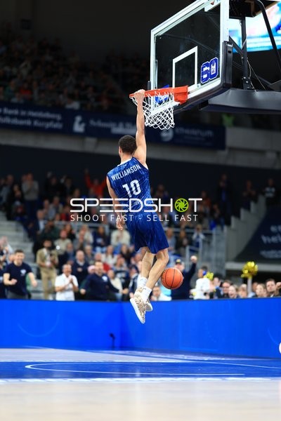 Samuell Williamson (10; MLP Academics Heidelberg) beim Dunk