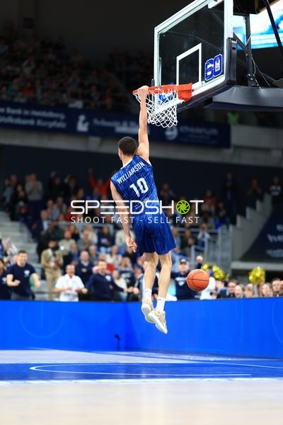 Samuell Williamson (10; MLP Academics Heidelberg) mit Wurfversuch