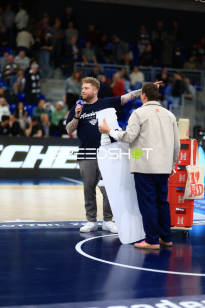 Moderatoren am Spielfeldrand