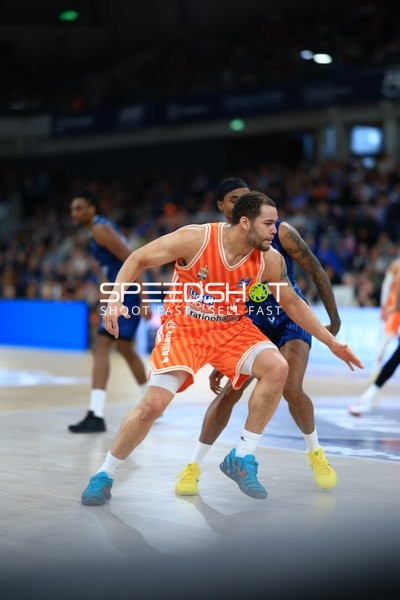 Zweikampf zwischen Marcel Keßen (15; MLP Academics Heidelberg) und Alec Anigbata (7; Ratiopharm Ulm)