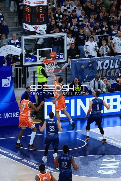 Spielaktion mit Ryan Mikesell (33; MLP Academics Heidelberg) am Korb