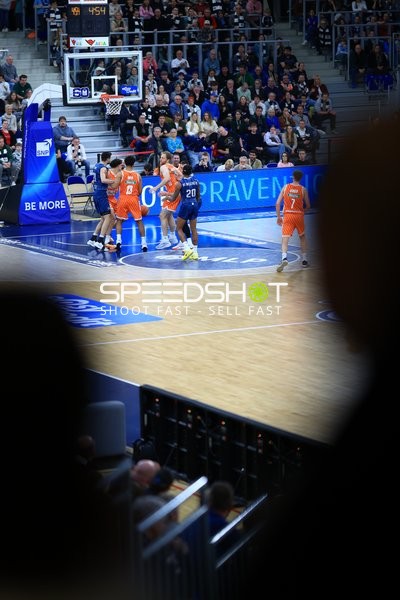 Spielaktion mit Michael Weathers (20; MLP Academics Heidelberg) und Alec Anigbata (7; Ratiopharm Ulm)