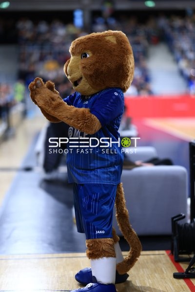 Basketball-Maskottchen am Spielfeldrand
