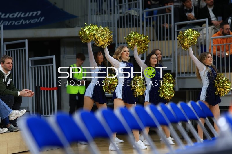 Basketball-Szene mit Cheerleadern