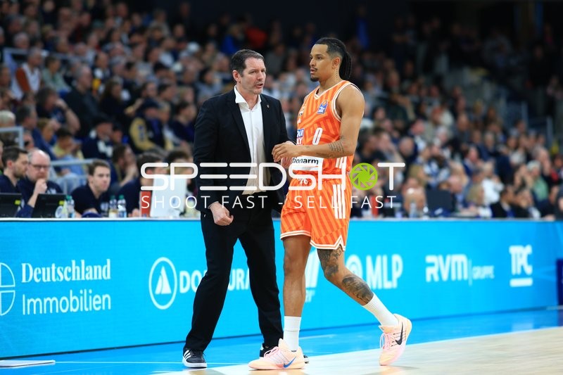 Szene mit Nelson Weidemann (0; Ratiopharm Ulm) und Ty Harrelson (999; Ratiopharm Ulm)