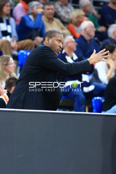 Coach gestikuliert vor Publikum