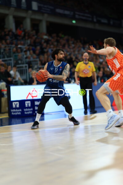 Marcel Keßen (15; MLP Academics Heidelberg) mit Ball gegen Mark Smith (13; Ratiopharm Ulm)