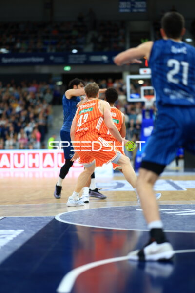 Zweikampf zwischen 47; MLP Academics Heidelberg und 21; Ratiopharm Ulm