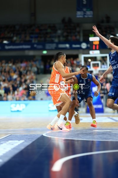 Spielaktion mit DJ Horne (0; MLP Academics Heidelberg) und Nelson Weidemann (0; Ratiopharm Ulm)